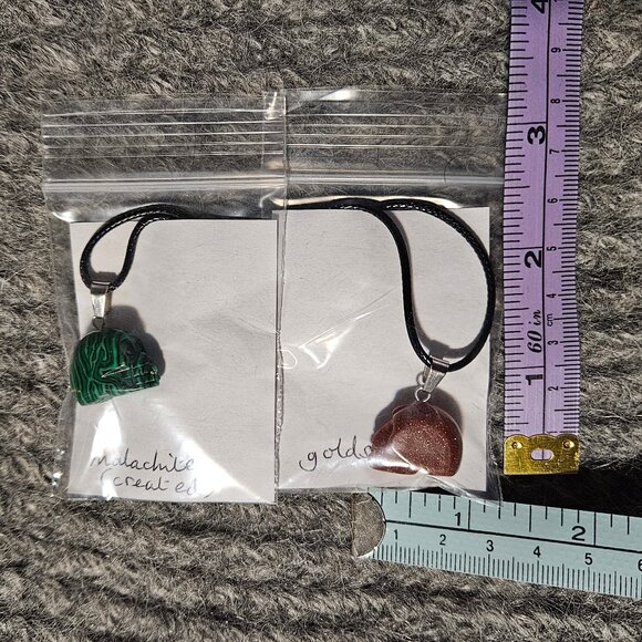 1 skull gemstone/crystal pendant, goldstone or malachite, black cord, new - Picture 3 of 3